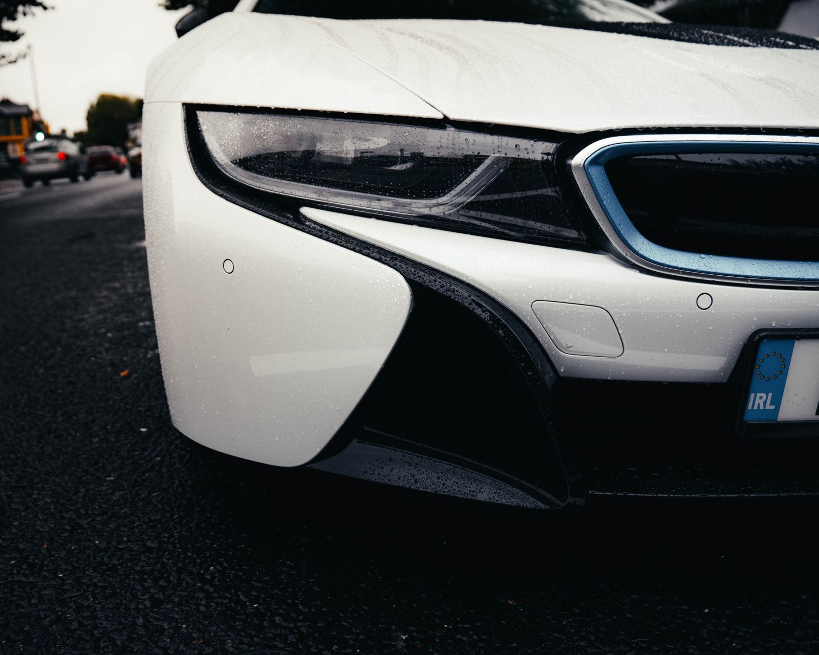 Close-up of the i8’s headlight and front bumper.