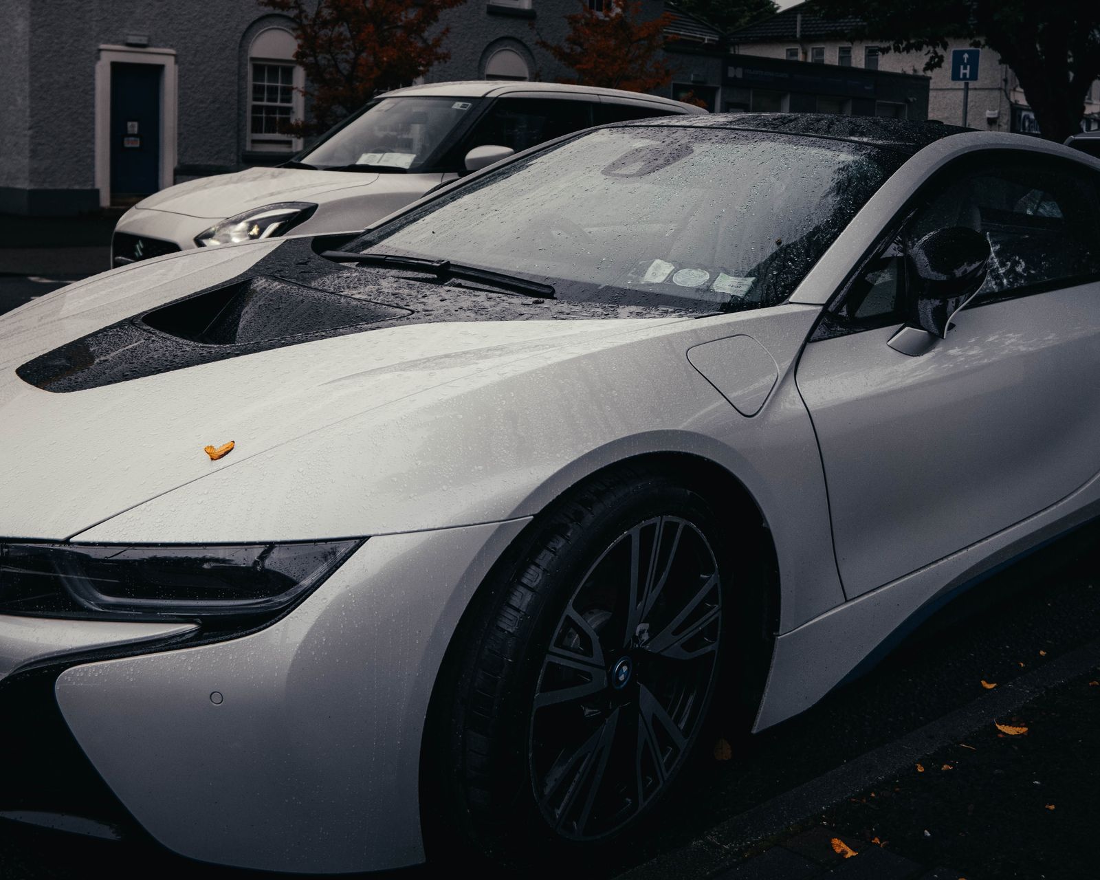 The i8’s front wing and wheel in profile.